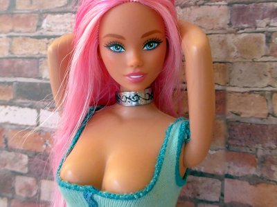 "Kenny, what's a dolly to do if she feels so hot?"